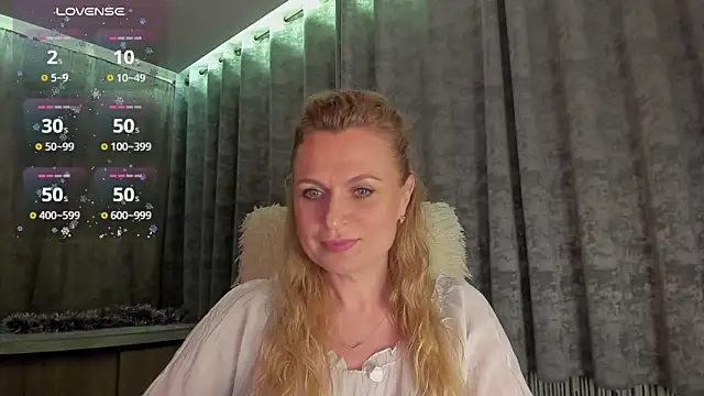 Snapshot of LanaLight_x chatting on June 6, 9:19 pm LanaLight x online show from June 6, 9:19 pm