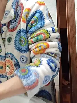 gatitachula93 online show from February 10, 1:43 am