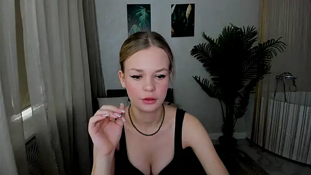 Snapshot of MidnighteAura chatting on July 15, 4:18 am MidnighteAura online show from July 15, 4:18 am