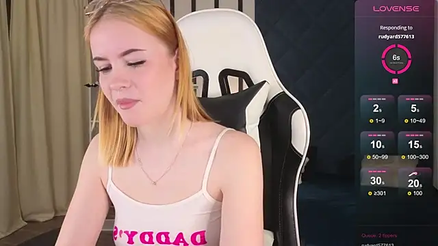 shinyluna1 online show from December 2, 10:20 am