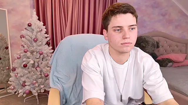 Snapshot of Olie_Sparkle chatting on December 5, 1:25 am Olie Sparkle online show from December 5, 1:25 am