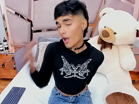 Snapshot of LittleNito chatting on December 5, 8:05 pm LittleNito online show from December 5, 8:05 pm