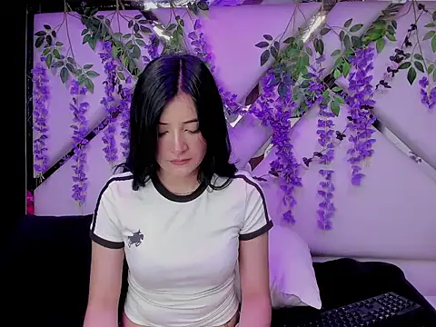 Snapshot of liinzy_rouse69 chatting on January 14, 2:55 pm liinzy rouse69 online show from January 14, 2:55 pm