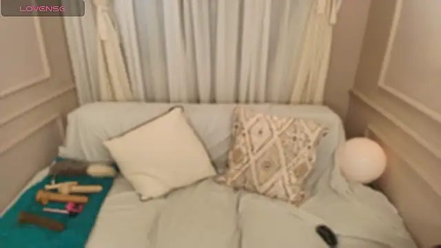 Sarah rossi  online show from January 17, 7:50 pm