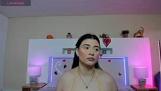 Snapshot of AnikaRomanoff_ chatting on February 16, 12:01 pm AnikaRomanoff online show from February 16, 12:01 pm