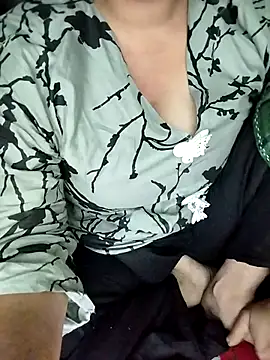 Snapshot of hottyrose69 chatting on December 20, 2:07 am hottyrose69 online show from December 20, 2:07 am