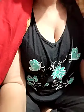 Snapshot of hottyrose69 chatting on February 14, 12:40 am hottyrose69 online show from February 14, 12:40 am