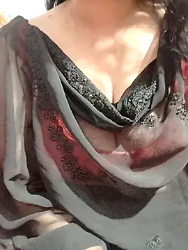 Snapshot of hottyrose69 chatting on February 25, 3:43 pm hottyrose69 online show from February 25, 3:43 pm