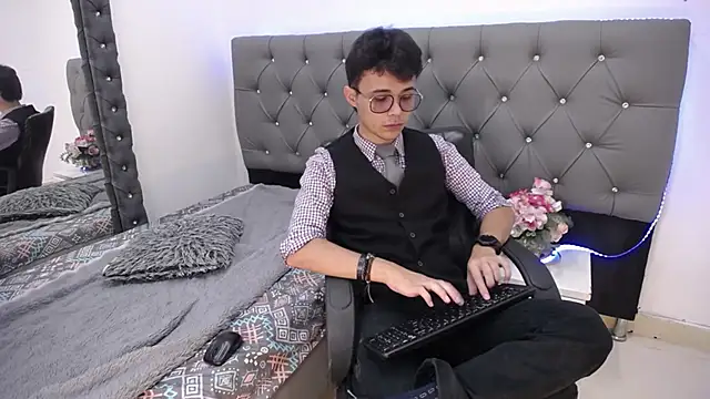 Snapshot of Jules_Silver02 chatting on December 4, 9:12 pm Jules Silver02 online show from December 4, 9:12 pm