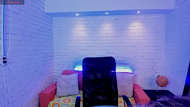 TiffanyHoustton online show from February 4, 12:00 pm