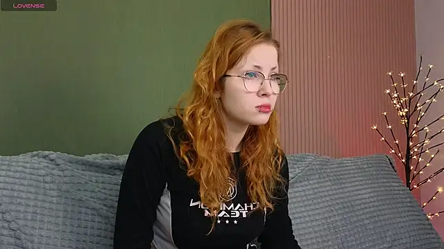 Snapshot of Sofie_Burn chatting on December 15, 4:17 am Sofie Burn online show from December 15, 4:17 am