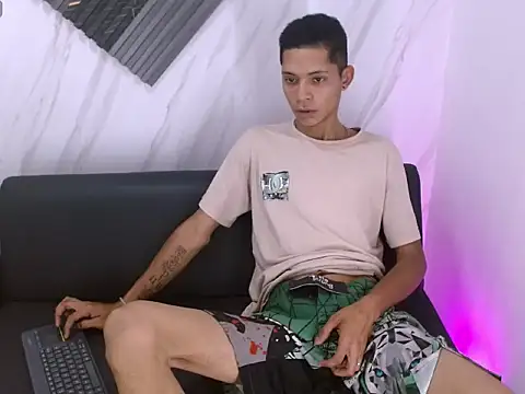 Snapshot of Axel_Marcu chatting on December 4, 12:25 pm Axel Marcu online show from December 4, 12:25 pm