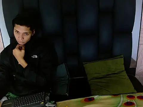 Snapshot of Axel_Marcu chatting on December 14, 2:28 am Axel Marcu online show from December 14, 2:28 am