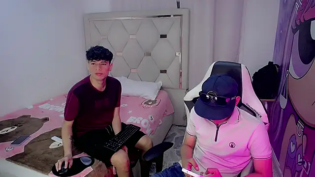 Snapshot of THE_VIPS_TWINK chatting on December 5, 8:27 pm THE VIPS TWINK online show from December 5, 8:27 pm