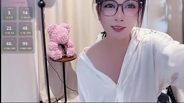 Lyly-zz online show from April 16, 9:50 pm