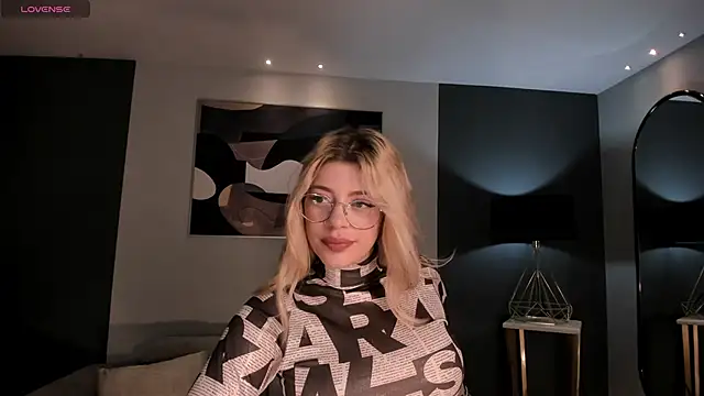 Snapshot of MadisonKane chatting on November 12, 11:10 am MadisonKane online show from November 12, 11:10 am