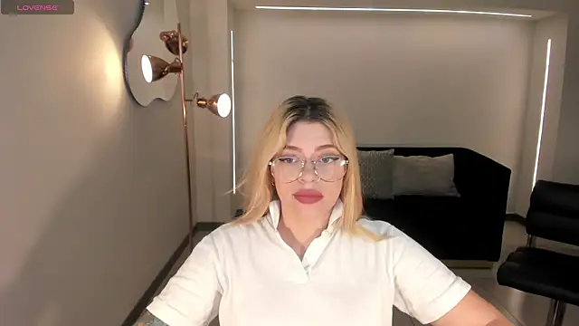 Snapshot of MadisonKane chatting on November 30, 11:47 am MadisonKane online show from November 30, 11:47 am