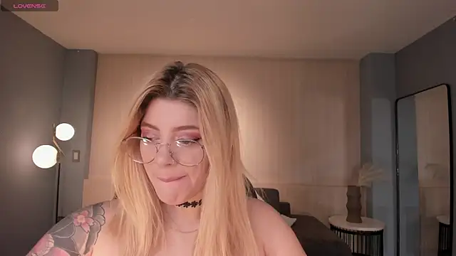 MadisonKane online show from April 19, 11:09 am