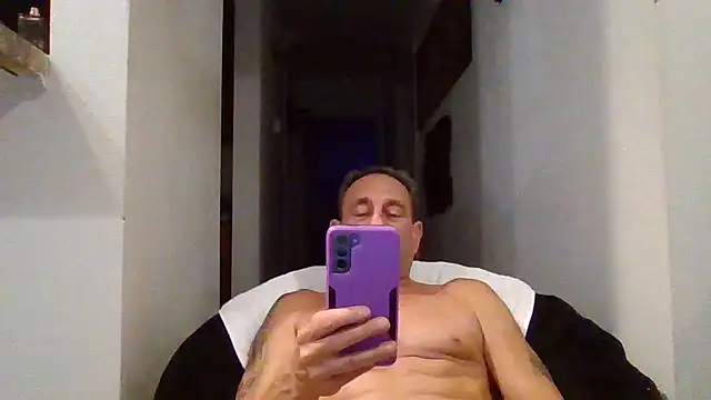 Snapshot of johnnymarino1010 chatting on April 28, 4:06 am johnnymarino1010 online show from April 28, 4:06 am