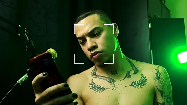 Snapshot of FindomForMe chatting on December 18, 9:43 pm FindomForMe online show from December 18, 9:43 pm