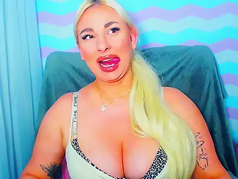 Snapshot of LuxuriaGoddess chatting on June 18, 7:29 pm LuxuriaGoddess online show from June 18, 7:29 pm