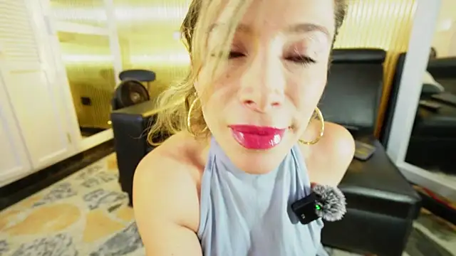 Snapshot of Allice_mommy chatting on December 22, 8:17 pm Allice mommy online show from December 22, 8:17 pm