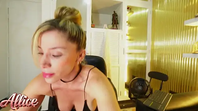 Snapshot of Allice_mommy chatting on February 4, 7:09 pm Allice mommy online show from February 4, 7:09 pm