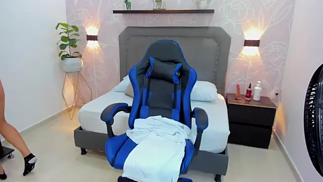 Snapshot of madison_saenzz chatting on May 28, 1:19 pm madison saenzz online show from May 28, 1:19 pm