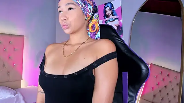 EmmaLawrence  online show from December 15, 8:13 pm