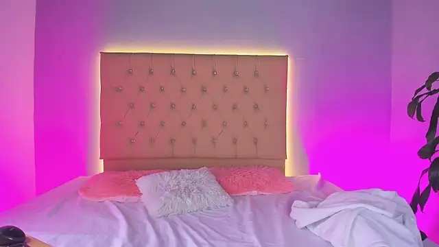 EmmaLawrence  online show from February 12, 9:04 am