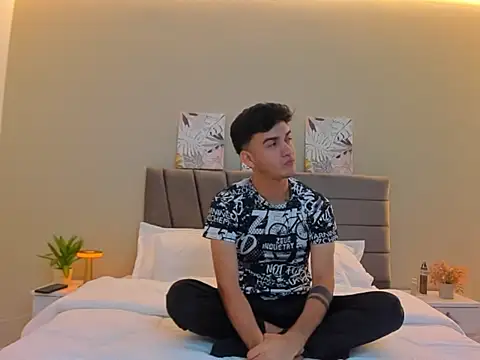 Snapshot of Feiccer_Thomson1 chatting on December 5, 7:43 pm Feiccer Thomson1 online show from December 5, 7:43 pm