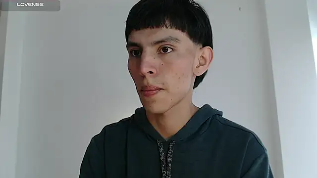 Snapshot of andrew_courtzz chatting on December 19, 7:21 pm andrew courtzz online show from December 19, 7:21 pm