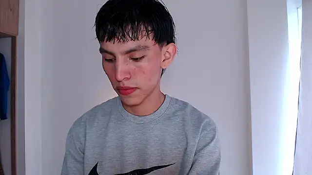 Snapshot of andrew_courtzz chatting on January 12, 8:36 pm andrew courtzz online show from January 12, 8:36 pm