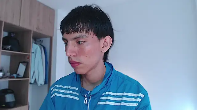 Snapshot of andrew_courtzz chatting on February 6, 8:01 pm andrew courtzz online show from February 6, 8:01 pm