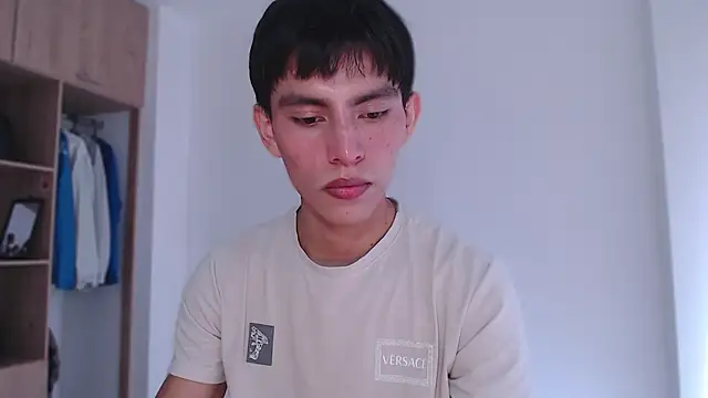 Snapshot of andrew_courtzz chatting on February 9, 7:29 pm andrew courtzz online show from February 9, 7:29 pm