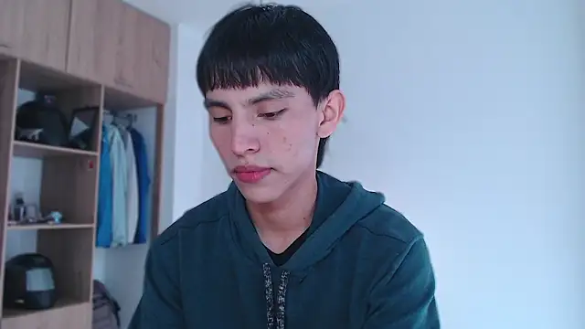 Snapshot of andrew_courtzz chatting on February 13, 7:54 pm andrew courtzz online show from February 13, 7:54 pm