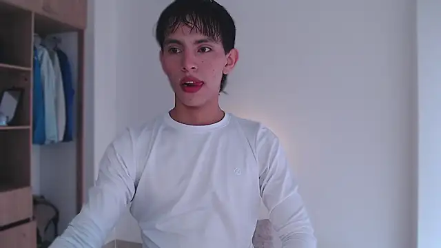 Snapshot of andrew_courtzz chatting on February 16, 7:32 pm andrew courtzz online show from February 16, 7:32 pm