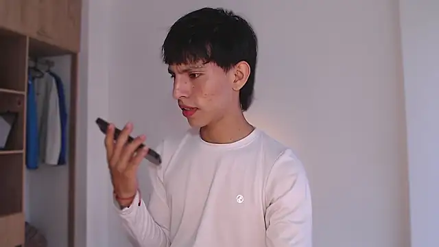 Snapshot of andrew_courtzz chatting on February 18, 8:27 pm andrew courtzz online show from February 18, 8:27 pm