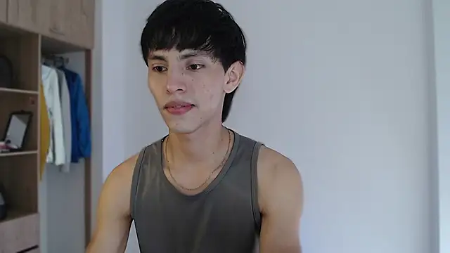 Snapshot of andrew_courtzz chatting on March 4, 5:08 pm andrew courtzz online show from March 4, 5:08 pm