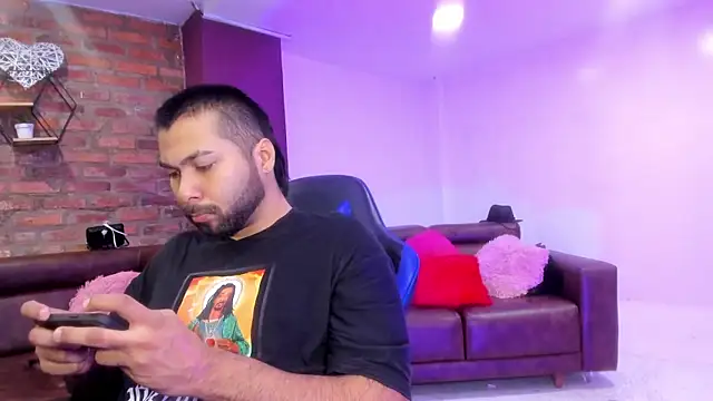 HotThreesoome online show from January 10, 1:24 pm