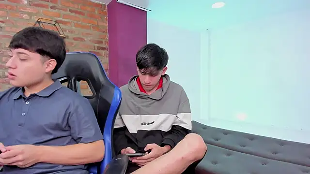 HotThreesoome online show from April 16, 1:12 pm