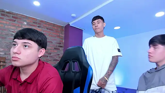 HotThreesoome online show from April 17, 3:04 pm