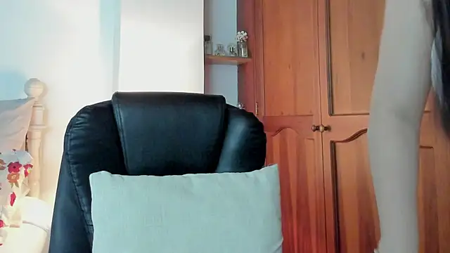 EmiHarrys online show from April 16, 9:39 pm