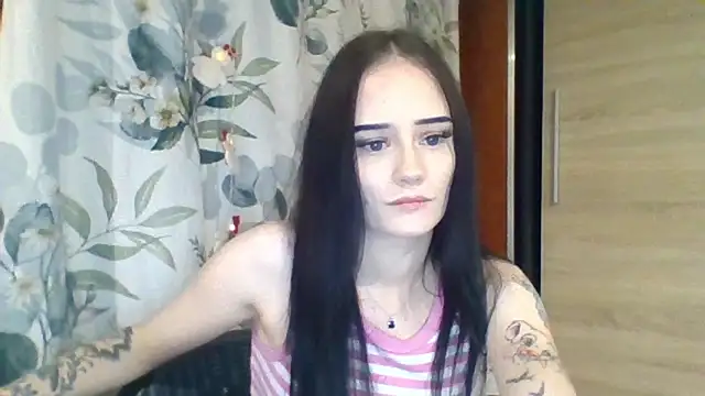 Snapshot of NinaTease chatting on December 20, 12:18 am NinaTease online show from December 20, 12:18 am