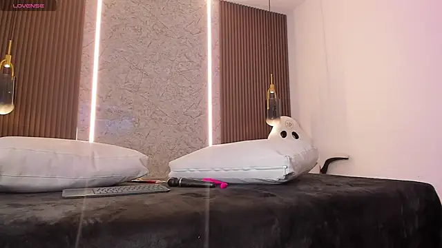 maye wells  online show from March 31, 7:25 pm