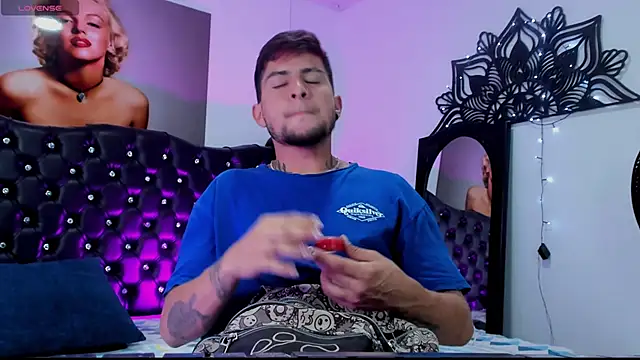 Snapshot of vaalentiino chatting on December 14, 10:25 pm vaalentiino online show from December 14, 10:25 pm