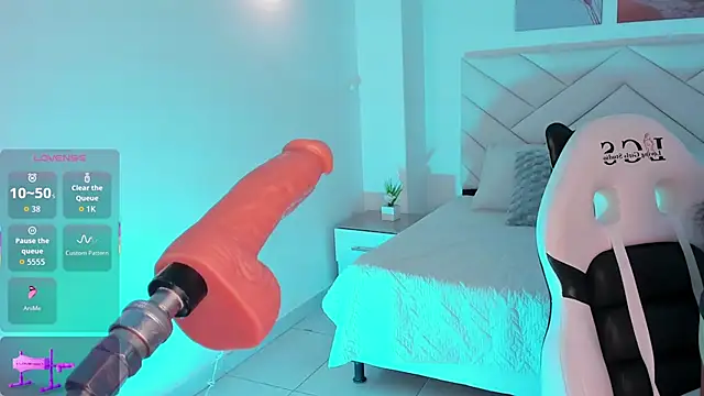 Snapshot of lunasable_ chatting on December 13, 7:53 pm lunasable online show from December 13, 7:53 pm