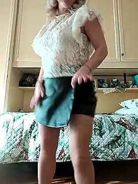 Snapshot of AhlyssaLove1155 chatting on December 21, 1:18 pm AhlyssaLove1155 online show from December 21, 1:18 pm