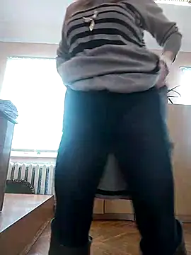 Snapshot of AhlyssaLove1155 chatting on February 5, 10:09 am AhlyssaLove1155 online show from February 5, 10:09 am