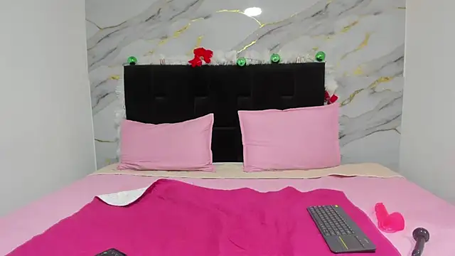 Snapshot of emmmaa_moon chatting on December 15, 5:17 pm emmmaa moon online show from December 15, 5:17 pm